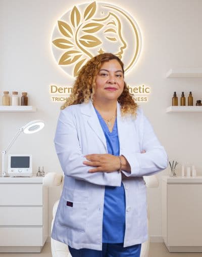 Rosa Alvarado aplicando tratamiento natural en DermaGlow Rosa Alvarado realiza un tratamiento personalizado con productos naturales de DermaGlow, reflejando los valores de bienestar, ética y cuidado consciente