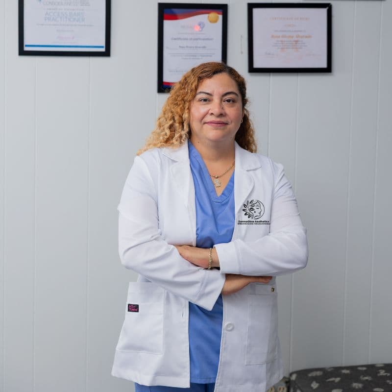 Retrato profesional de Rosa Alvarado, CEO de DermaGlow, experta en cuidado capilar, piel sensible y soluciones antiedad naturales