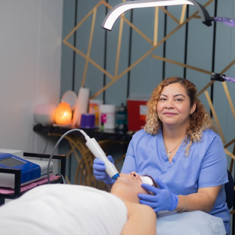 Rosa Alvarado, fundadora y directora de DermaGlow, marca experta en salud y belleza de la piel Rosa Alvarado – CEO de DermaGlow, especialista en dermocosmética profesional